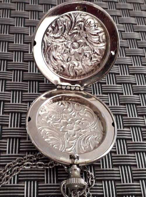 Locket Pendant and Chain (+free shipping)